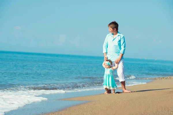 Kardeş Shan onun küçük kız kardeşi ile sahilde yürüyor. Dalgalar görmek ilk kez, Aile tatilleri için Sahilde yürüyüş. — Stok fotoğraf