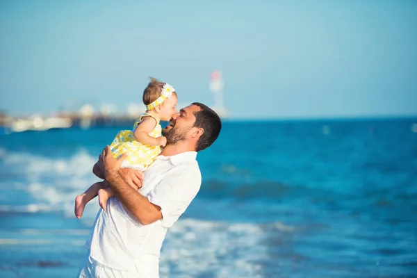 Küçük, tatlı kızınızı da kumsalda oynarken mutlu baba — Stok fotoğraf
