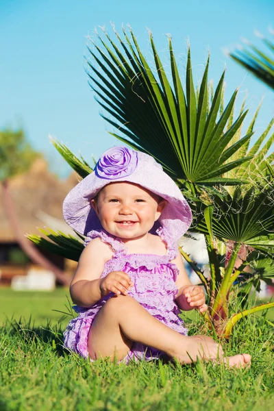 Tatil mutlu bir kız portresi. Bir kız mor çimlerde oturuyor. — Stok fotoğraf