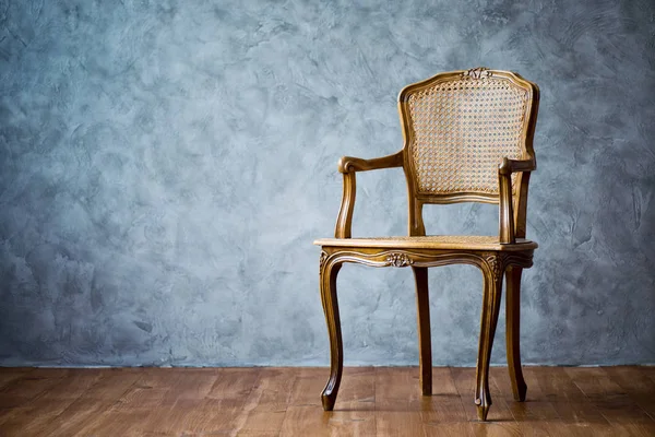 Vecchia sedia su sfondo grigio parete . — Foto Stock