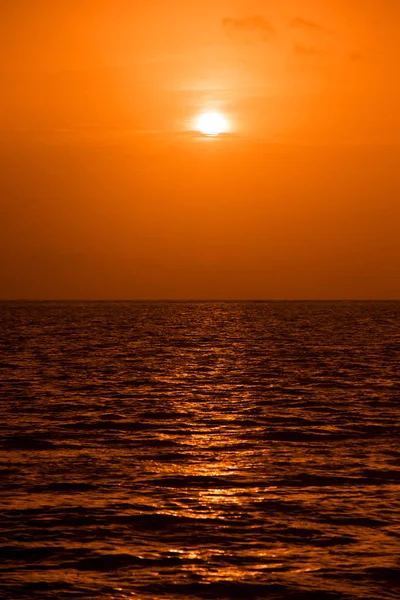 Setting sun on pacific ocean. Beautiful sunset, sunrise sea horizon — Stock Photo, Image