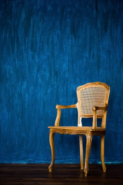 Vieille chaise sur fond de mur bleu . — Photo