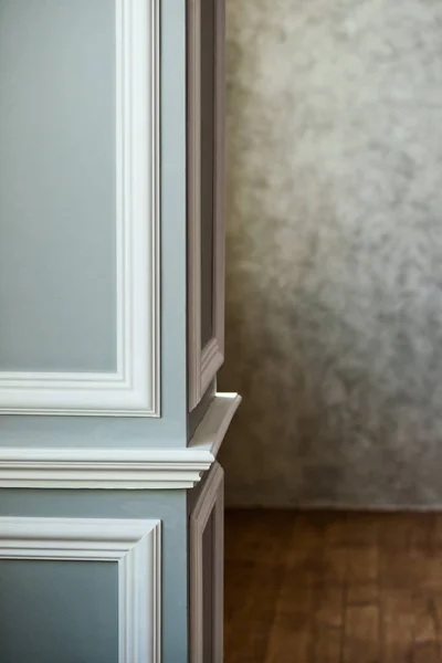 Graue Säule mit weißem Guss. Grauer Kitt. Vintage oder grungy Hintergrund venezianischen Stuck Textur als Muster Wand. — Stockfoto