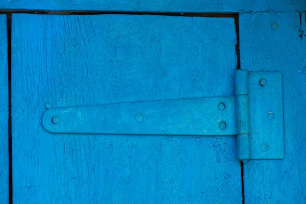 Metal starej pętli przeciwko niebieskie drzwi drewniane. — Zdjęcie stockowe