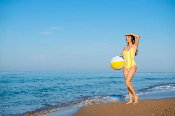 Hermosa Chica Delgada Traje Baño Retro Amarillo Está Pie Playa — Foto de Stock
