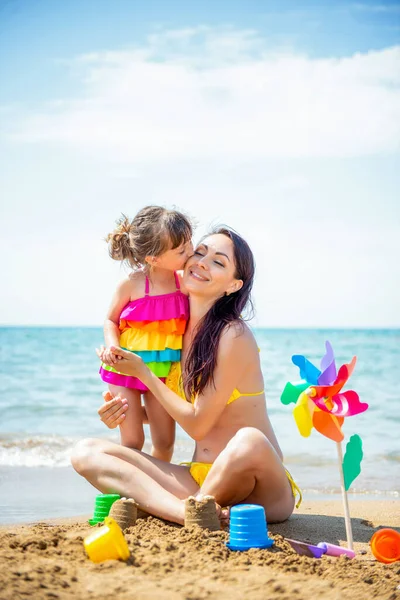 Schöne Junge Mutter Badeanzug Und Eine Kleine Jährige Tochter Mit — Stockfoto