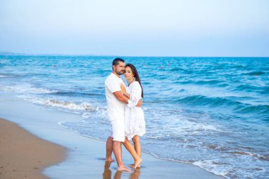 Bir çift yeni evlenmiş, balayı. Zarif ve çekici mutlu aile babası ve deniz kıyısında yürüyen kadın. Genç eş ve koca aşık..