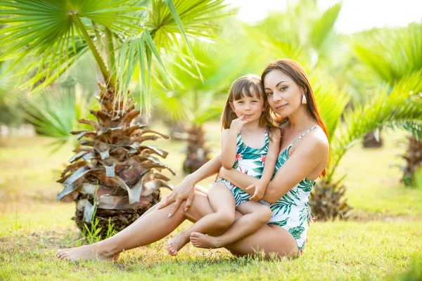 Mam Een Kleine Jaar Oude Dochter Met Identieke Zwemkleding Zomer — Stockfoto