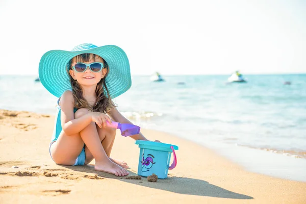 Маленька Дівчинка Модниця Блакитному Широкому Капелюсі Сонцезахисні Окуляри Сидить Піску — стокове фото
