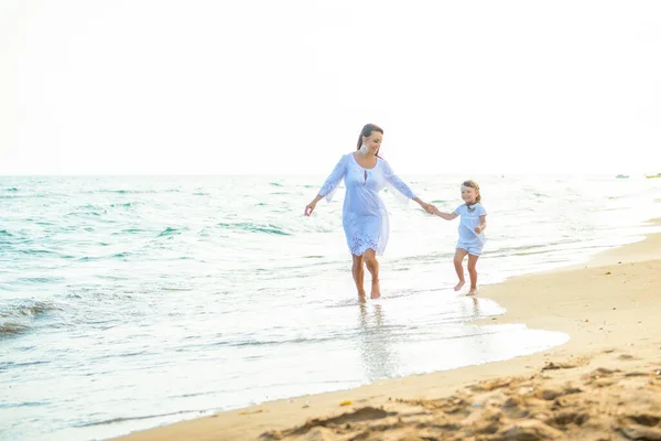 Glückliche Familienmutter Und Kleine Tochter Laufen Entlang Der Küste Strand — Stockfoto