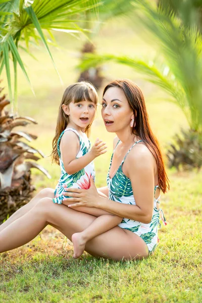 Máma Malá Tříletá Dcera Stejnými Plavkami Létě Tropických Palmách Květinách — Stock fotografie