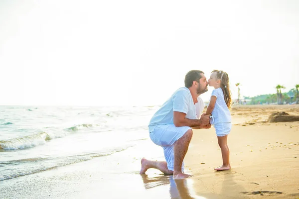 轻柔地拥抱和亲吻大海 在海滨爱着父亲和女儿 幸福的家庭 — 图库照片
