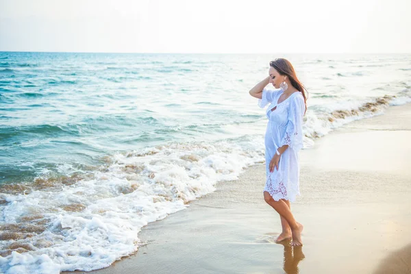 Молодая Женщина Стоящая Море Смотрящая Горизонт Летние Каникулы — стоковое фото