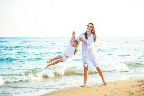 Gelukkig Familie Mam Kleine Dochter Spelen Gek Rond Kust Zee — Stockfoto