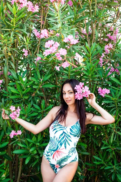 Moda Verano Mujer Traje Baño Cerca Hojas Palma Verde Naturaleza — Foto de Stock