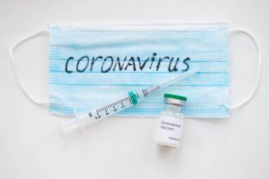 Tıbbi maske, şırınga ve iğne Coronavirus enfeksiyonu ve korunma kavramı.