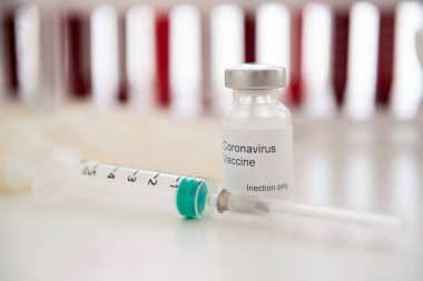 Kan örneği Covid-19 Coronavirus olan test tüpleri. Aşı ve şırınga enjeksiyonu COVID 'den korunma, aşılama ve tedavi için kullanılır.