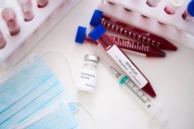 COVID-19 testi için kan örneğiyle test tüpü, yeni Coronavirus 2019. Aşı kavramı, Covid-19 koronavirüs teşhisi, grip virüsünün tedavisi..