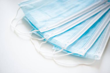 Beyaz bir arka planda izole edilmiş tıbbi bir maskenin yakın çekimi. Grip virüsüne karşı koruma kavramı, Coronovirus covid-19.