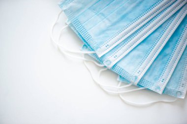 Beyaz bir arka planda izole edilmiş tıbbi bir maskenin yakın çekimi. Grip virüsüne karşı koruma kavramı, Coronovirus covid-19.