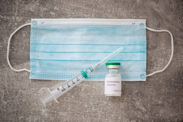 Tıbbi maske, şırınga ve iğne Coronavirus enfeksiyonu ve korunma kavramı.