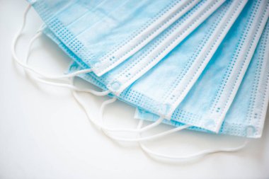 Beyaz bir arka planda izole edilmiş tıbbi bir maskenin yakın çekimi. Grip virüsüne karşı koruma kavramı, Coronovirus covid-19.