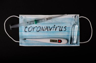 Panik Covid-19 Coronavirüs salgını konsepti. Siyah arka planda Coronavirus koruyucu cerrahi maske.