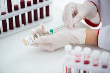 Kan örneği Covid-19 Coronavirus olan test tüpleri. Aşı ve şırınga enjeksiyonu COVID 'den korunma, aşılama ve tedavi için kullanılır.