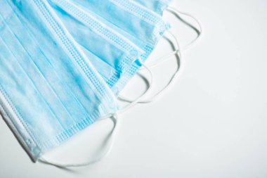 Beyaz bir arka planda izole edilmiş tıbbi bir maskenin yakın çekimi. Grip virüsüne karşı koruma kavramı, Coronovirus covid-19.