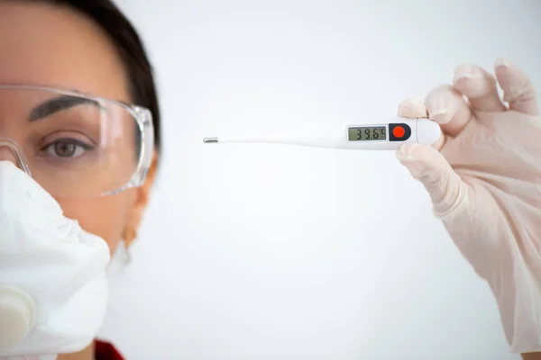 Médico Con Gafas Máscara Quirúrgica Sostiene Termómetro Electrónico Para Medir —  Fotos de Stock