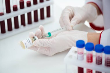 Kan örneği Covid-19 Coronavirus olan test tüpleri. Aşı ve şırınga enjeksiyonu COVID 'den korunma, aşılama ve tedavi için kullanılır.
