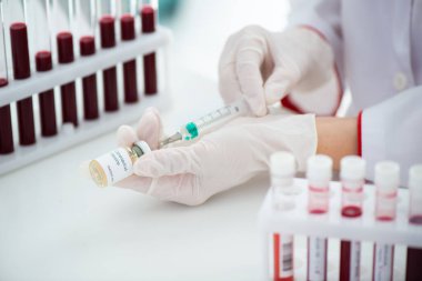 Kan örneği Covid-19 Coronavirus olan test tüpleri. Aşı ve şırınga enjeksiyonu COVID 'den korunma, aşılama ve tedavi için kullanılır.