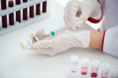 Kan örneği Covid-19 Coronavirus olan test tüpleri. Aşı ve şırınga enjeksiyonu COVID 'den korunma, aşılama ve tedavi için kullanılır.