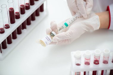 Kan örneği Covid-19 Coronavirus olan test tüpleri. Aşı ve şırınga enjeksiyonu COVID 'den korunma, aşılama ve tedavi için kullanılır.