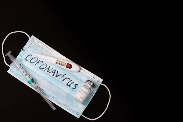 Panic Covid Coronavirus Start 컨셉트 코로나 바이러스검은 배경의 외과용 마스크 — 스톡 사진