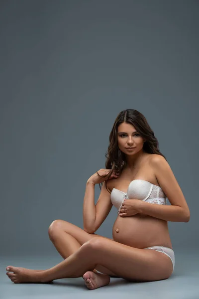 Belle Jeune Femme Enceinte Sous Vêtements Blancs Isolés Sur Fond — Photo