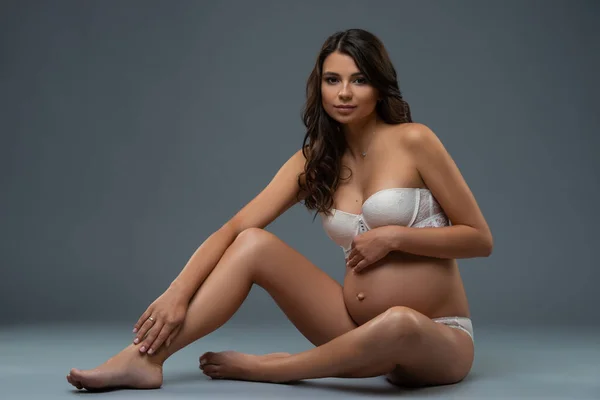 Hermosa Mujer Joven Embarazada Ropa Interior Blanca Aislada Sobre Fondo —  Fotos de Stock