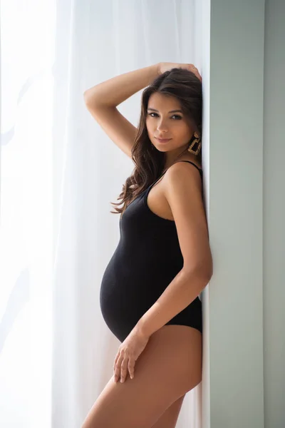 Krásná Těhotná Mladá Žena Černém Obleku Stojí Okna Závěsy Slunečný — Stock fotografie