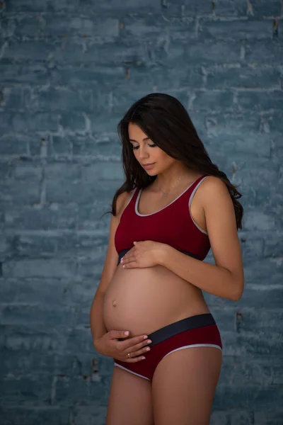 Mulher Atlética Jovem Grávida Bonita Roupas Íntimas Maternidade Esportes Contra — Fotografia de Stock