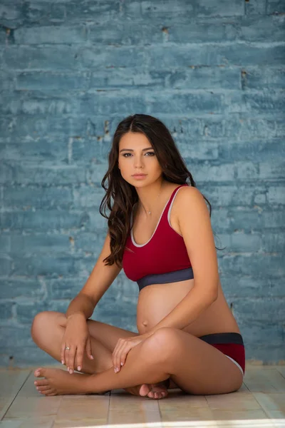 Beautiful Pregnant Young Athletic Woman Sports Maternity Underwear Sitting Background — Stock Photo, Image