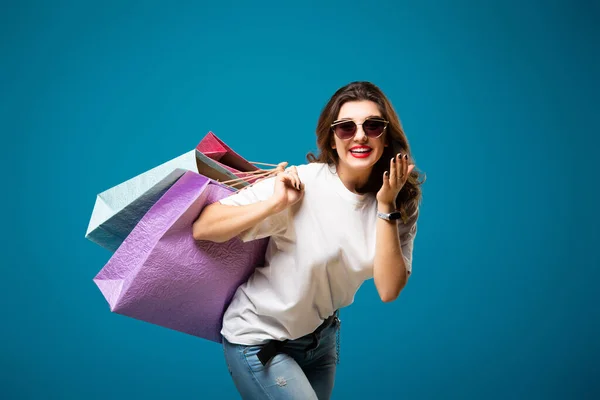 Joven Chica Hermosa Con Estilo Gafas Sol Está Caminando Con —  Fotos de Stock