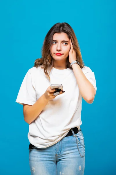 Раздражённая Юная Студентка Мобильным Телефоном Руке Отрицательные Эмоции — стоковое фото