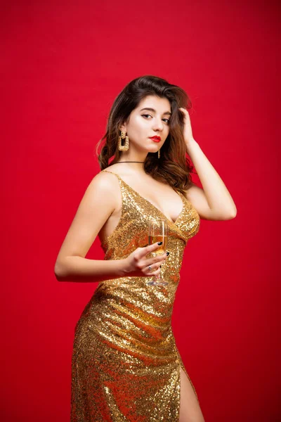 Σέξι Γυναίκα Χρυσό Φόρεμα Κόκκινο Κραγιόν Και Σαμπάνια Στο Χέρι — Φωτογραφία Αρχείου