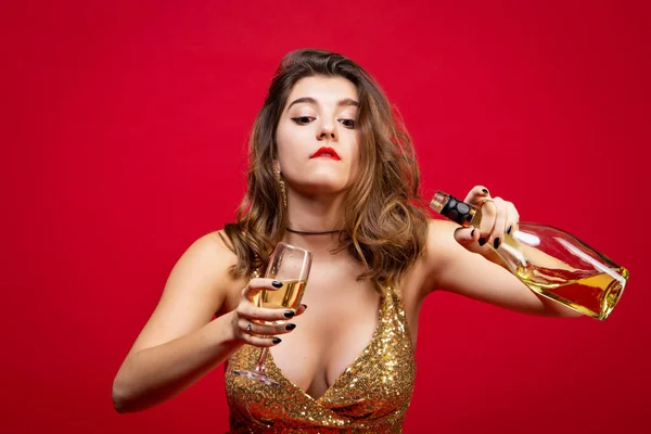 穿着金装 涂满红色口红的性感女人往杯子里倒香槟 新年假期 生日聚会的概念 — 图库照片