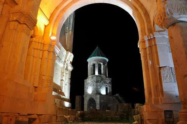 Nacht Bagrati kathedraal in Koetaisi (Georgia). — Stockfoto