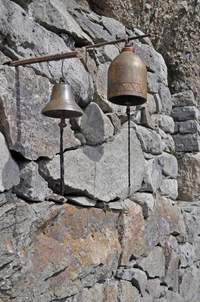 Campane vicino alla chiesa georgiana in montagna — Foto Stock