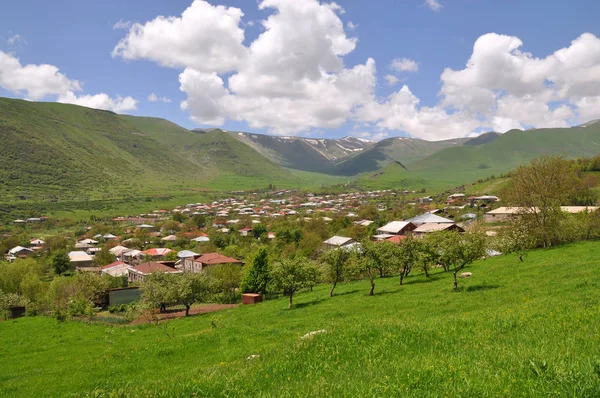 Dorp in de bergen van Armenië — Stockfoto