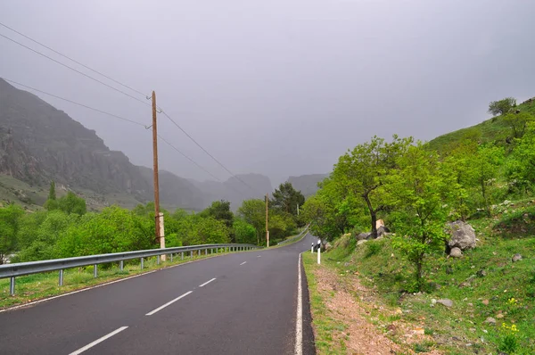 Road among the mountains of Georgia. — Stock Photo, Image