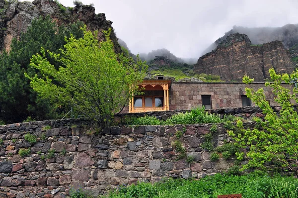 A falon. Örményország, régiGeghard kolostor — Stock Fotó