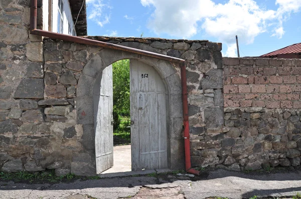 Armenian courtyard. Arch of stone — Stock Photo, Image